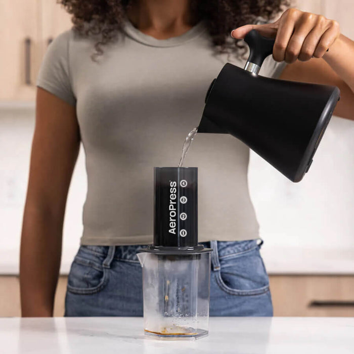 original-carafe-pour_900x_1_700x_acea9b1e-2880-45e7-bb6a-517fe190ae1f